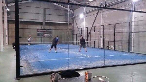 Cancha cesped azul PadelCBA Cristal